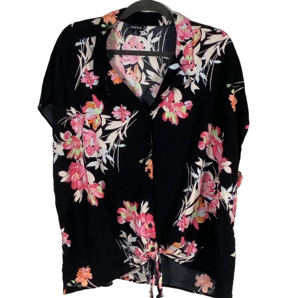 Torrid short sleeve  Tie Front Challis Tropical Camp floral pink and bla…